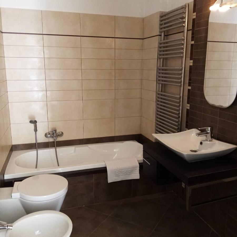 Dimora Storica Le Perle Bed & Breakfast เลชเช ภายนอก รูปภาพ
