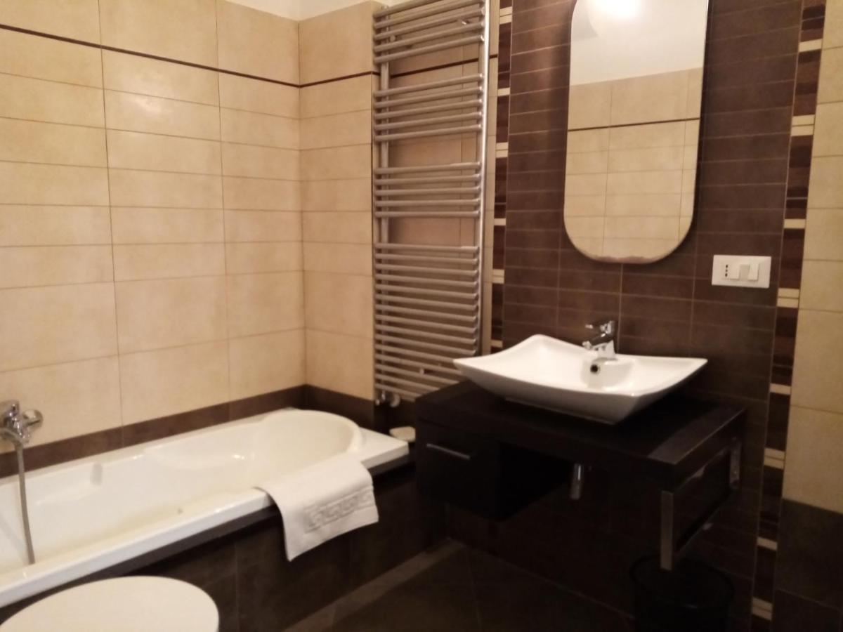 Dimora Storica Le Perle Bed & Breakfast เลชเช ภายนอก รูปภาพ